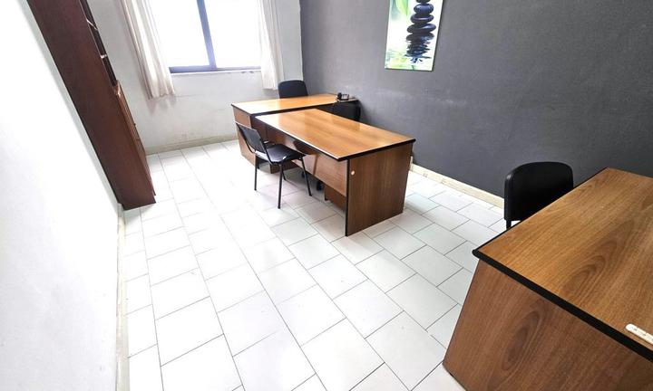 Ufficio arredato sala riunioni posti auto fibra