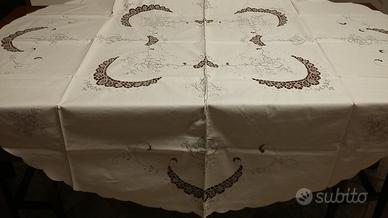 Tovaglia rotonda con tovaglioli