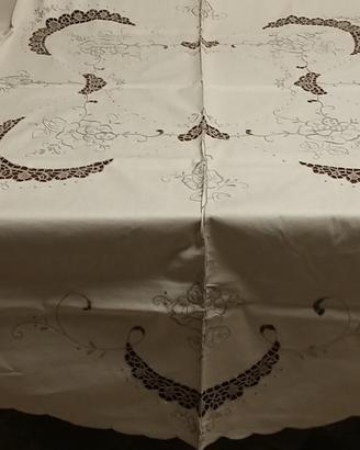 Tovaglia rotonda con tovaglioli