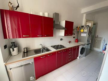 Cucina completa color rosso ciliegia