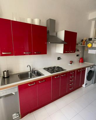 Cucina completa color rosso ciliegia