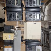 Centralino telefonico, telefoni e switch.