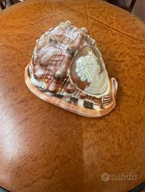 cammeo inciso a mano su una conchiglia