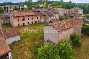 Rustico / Casale di 800 m² con più di 5 locali a S