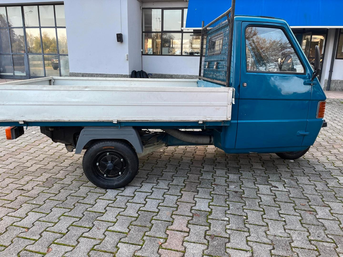 Piaggio ape 703 con volante Veicoli commerciali In vendita a Milano