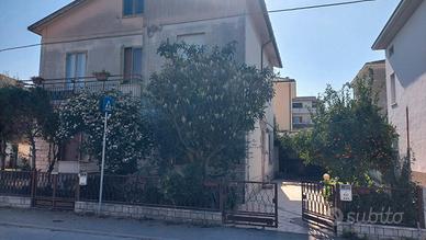 Villa Ceccolini indipendente con scoperto e garage