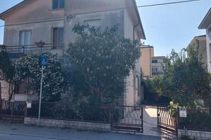 Villa Ceccolini indipendente con scoperto e garage