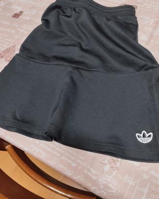 gonna marca Adidas 