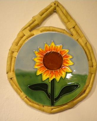 ORIGINALE SOTTOPENTOLA CON UN GIRASOLE IN RILIEVO