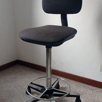 Sgabello ergonomico alto con rotelle