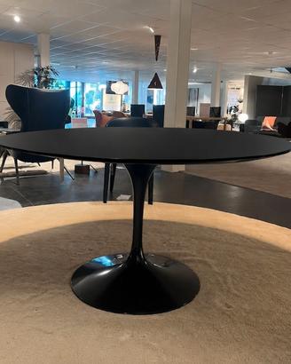 Tavolo Tulip 769/130 cm di E. Saarinen di ALIVAR