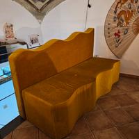 divano in spugnia pressata colore oro 