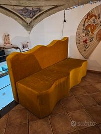 divano in spugnia pressata colore oro 