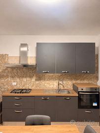 Cucina con Forno, lavastoviglie e cappa.
