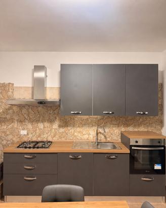 Cucina con Forno, lavastoviglie e cappa.