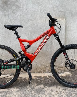 Bicicletta arancione dowhill/enduro