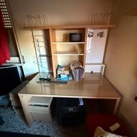 Scrivania con top in vetro