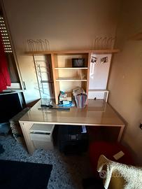 Scrivania con top in vetro