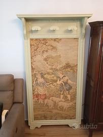 appendiabiti in legno con arazzo