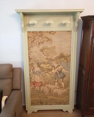 appendiabiti in legno con arazzo