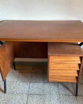 Scrivania vintage in legno con piedi regolabili