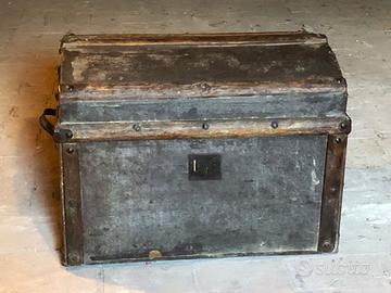 Baule antico da viaggio in legno coperchio bombato
