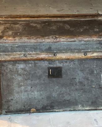 Baule antico da viaggio in legno coperchio bombato