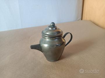 Piccola teiera decorativa in peltro 