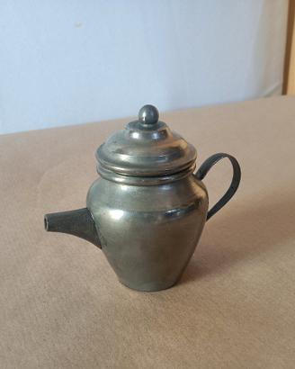 Piccola teiera decorativa in peltro 