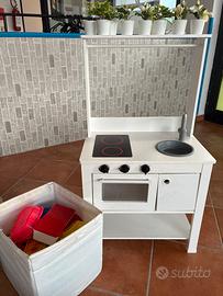 Cucina in legno con set pentole
