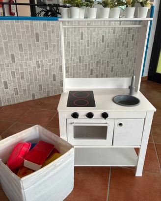 Cucina in legno con set pentole