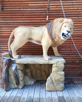 Statua di un leone in fibra di vetro (plastica)