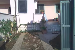 FIUMICINO MONOLOCALE ARREDATO Con GIARDINO/P.AUTO