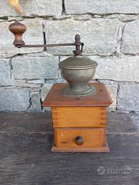 Antico macinino da caffè vintage