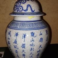 Antico vaso in porcellana cinese bianco e blu