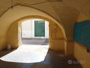 Locale con cortile
