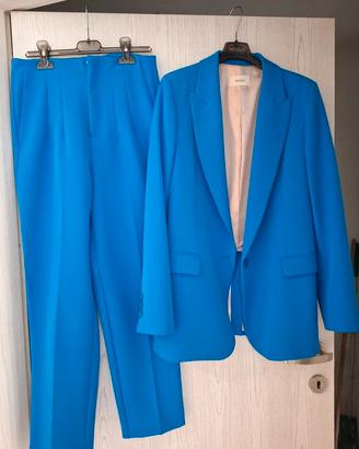 Tailleur giacca pantalone blu acceso per lauree o