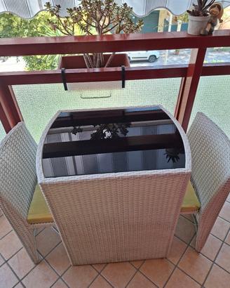 Tavolino per esterni con due sedie