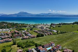 VILLA A SCHIERA CON BOX DOPPIO