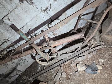 vecchio aratro tutto originale in ferro