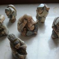 Gruppo di 6 netsuke in resina dipinti a mano
