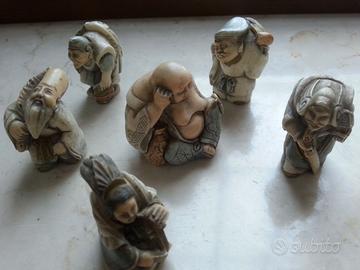 Gruppo di 6 netsuke in resina dipinti a mano