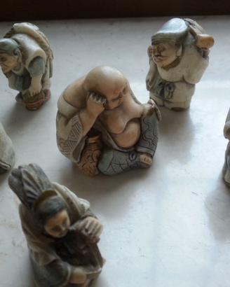 Gruppo di 6 netsuke in resina dipinti a mano