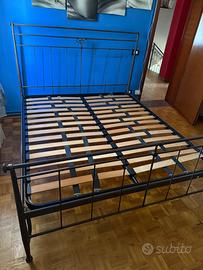 Letto matrimoniale in ferro con rete a doghe