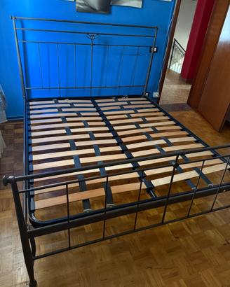 Letto matrimoniale in ferro con rete a doghe