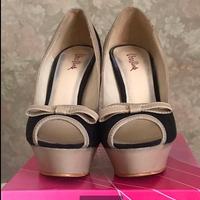 2 Eleganti paia di scarpe: entrambe a 12 euro