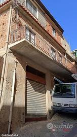 Alì, stabile semi indipendente di 80 mq più garage