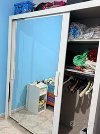 Armadio bianco con specchio