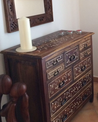 Cassettone etnico in legno massello