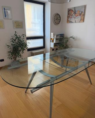Tavolo in cristallo apliabile marca Desalto